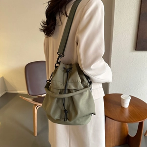 Sac seau en nylon vert armée avec bandoulière réglable et fermeture à cordon