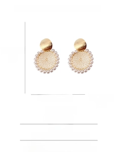Dettagli dimensionali per orecchini in maglia dorata con perle e perni in argento S925