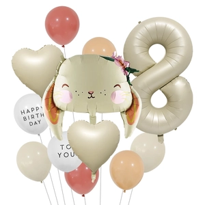 Dettaglio di palloncini con coniglietto e numero 8 per decorazione 8° compleanno