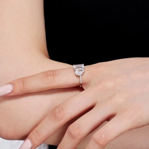 Dettaglio dell'anello in argento con pietre a goccia e smeraldo e pavé di diamanti