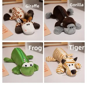Dettaglio di astucci in peluche animali con design di giraffa, gorilla, rana e tigre con zip