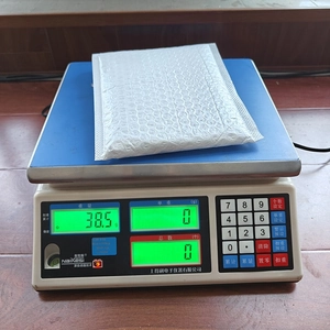 Detailed scale view showing the 38.5g weight of the bear wooden door stopper