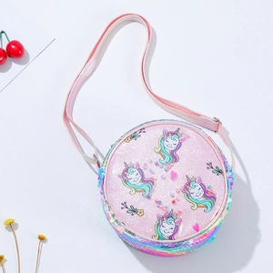 Dettaglio borsa a tracolla con unicorno e paillettes rosa per bambina con perline