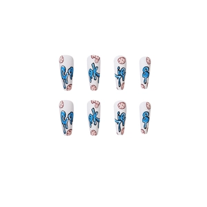Faux ongles longs forme cercueil avec fini blanc mat et design graffiti cookies bleu