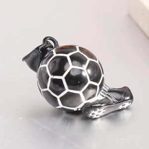 Collier avec pendentif ballon de football et chaussure en acier titane pour les sportifs