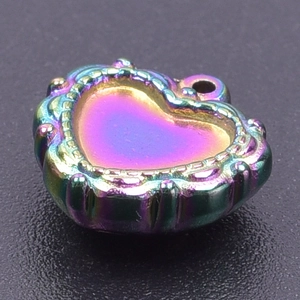 Vue macro d'un pendentif coeur arc-en-ciel avec bords texturés et reflets métalliques