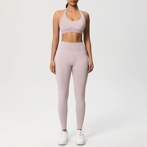 Dettaglio dei pantaloni yoga a vita alta senza cuciture e reggiseno sportivo allacciato