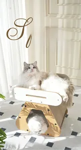 Dettaglio di una cuccia per gatti in legno a due livelli con tiragraffi e piano di riposo