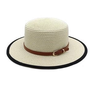 Canotier classique en paille avec bordure noire et ruban en similicuir marron élégant