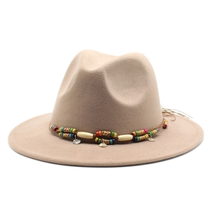 Détail du chapeau en feutre avec bandeau ethnique perlé et détails de franges