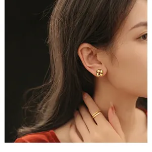 Boucles d'oreilles torsadées dorées minimalistes de style vintage sur mannequin