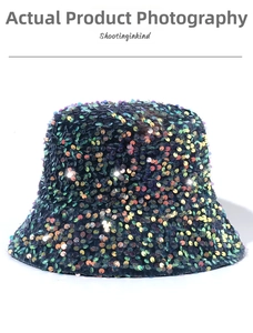 Dettaglio di paillettes colorate e texture luccicante su un cappello a secchiello