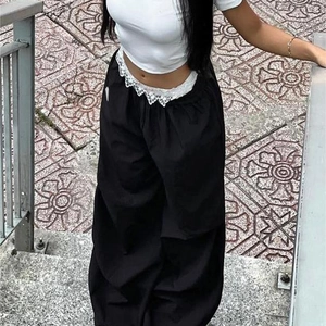 Pantalon cargo noir à jambes larges pour femmes avec bordure en dentelle blanche à la taille