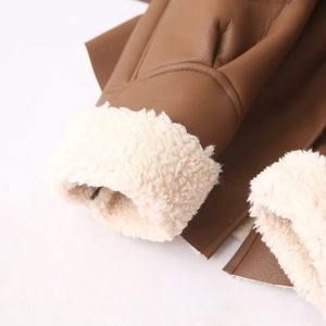 Détail de veste en cuir grainé marron avec doublure épaisse en laine polaire blanche