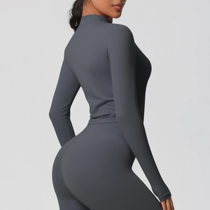 Détail de l'ensemble de sport gris montrant la vue arrière ajustée du haut et du legging