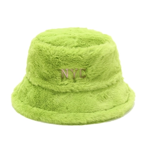 Chapeau bob en peluche vert vif avec broderie NYC rose, style d'hiver doux et chaud