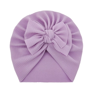 Gorro de bebé morado de punto gofrado con un lazo grande para recién nacidos y niños