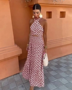Détail de la robe licou à imprimé géométrique rouge et blanc avec découpe à la taille