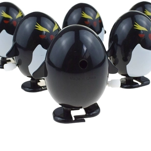 Jouets pingouins mécaniques à remonter avec sourcils dorés et détails de marche