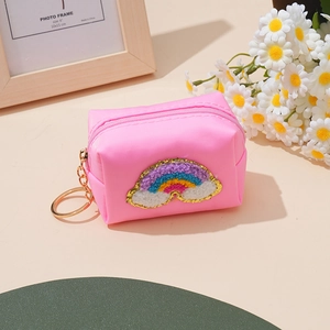 Detailansicht der rosa Chenille-Münzbörse mit Regenbogen-Stickerei und goldener Kette