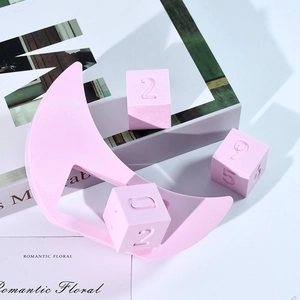 Détail du plateau lune en silicone rose et blocs numériques pour calendriers en résine