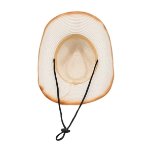 Détail d'un chapeau de paille crème avec bord marron et cordon coupe-vent ajustable