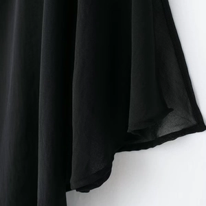 Robe longue noire en mousseline avec ourlet asymétrique et silhouette style cape