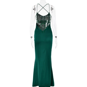 Détail du dos nu d'une robe en satin vert foncé avec des bretelles croisées à nouer