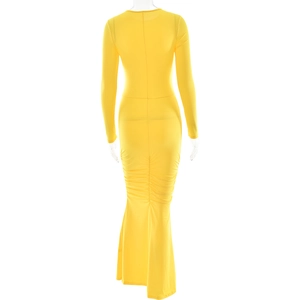 Vue arrière d'une robe jaune à manches longues avec détails froncés et ourlet sirène