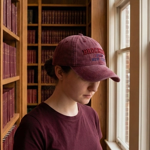 Casquette vintage en coton délavé bordeaux avec broderie Brooklyn sur un modèle