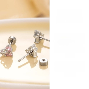 Détail de la boucle d'oreille cœur en zircon rose avec fermoir à vis sécurisé