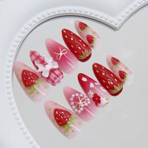 Faux ongles amande avec dessins de fraises 3D, motifs à carreaux roses et détails en perles