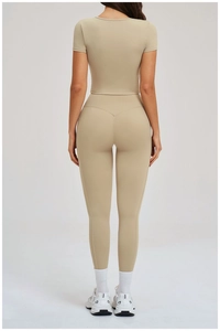 Rückansicht von zweiteiligem Khaki Yoga-Set mit Crop Top und Leggings für Damen