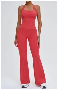 Détail de l'ensemble de yoga rouge corail avec haut dos nu et pantalon évasé