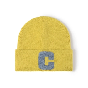 Bonnet en maille jaune avec broderie éponge lettre C bleue au style rétro américain