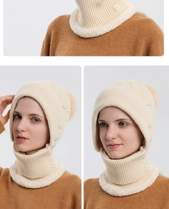 Dettaglio set cappello e sciarpa in maglia beige con fodera in pile e bottone decorativo