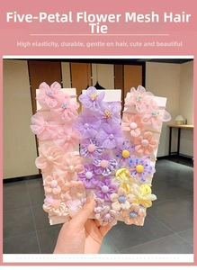 Detalle de gomas de pelo con flores de malla para bebés en tarjeta de cartón