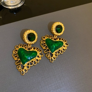 Vintage-Ohrhänger in Gold und Smaragdgrün mit herzförmigem Design und gebürsteter Optik