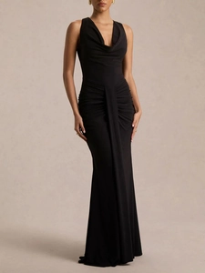 Élégante robe de soirée noire sans manches avec col bénitier et détails froncés