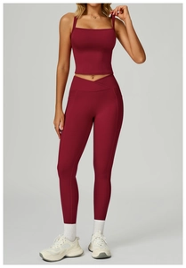 Détail de l'ensemble de yoga bordeaux avec legging taille croisée et poches latérales
