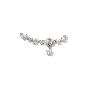 Vue détaillée d'un pendentif cœur et fleur en argent avec des pierres de zircone brillantes
