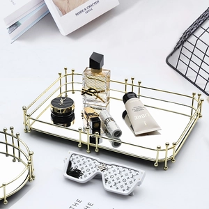 Plateau miroir rectangulaire en métal doré avec rampes décorées pour la maison