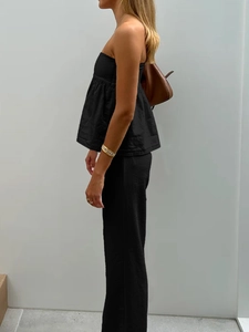 Vue latérale du haut bustier noir sans bretelles et du pantalon en tissu texturé