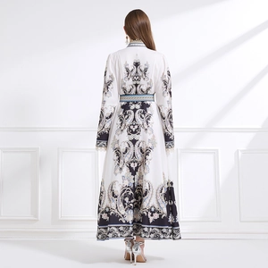 Robe longue vintage à col montant avec imprimé baroque et taille cintrée vue de dos