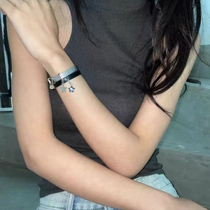 Bracelet Y2K superposé réglable avec pendentif étoile, cuir noir et maille argentée