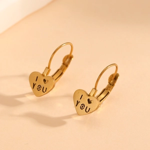 Makroaufnahme goldener Herzohrringe mit I Love You Gravur und poliertem Finish