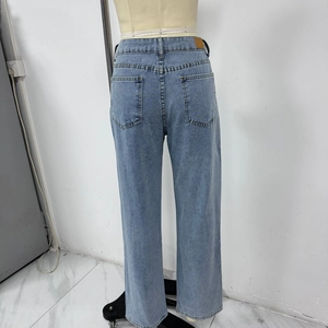 Détail du jean taille haute bleu clair avec poches arrière classiques et finition délavée