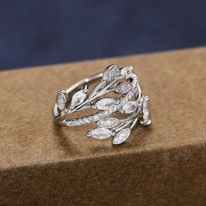Detalle macro de anillo de plata con hojas y circonitas brillantes con corte marquesa