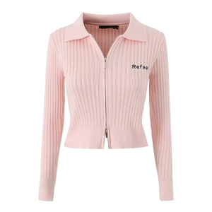 Pull en maille rose avec col polo, double fermeture éclair et broderie Refee sur blanc