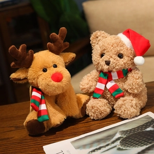 Peluche natalizi a forma di renna e orso con cappelli festivi e sciarpe a righe